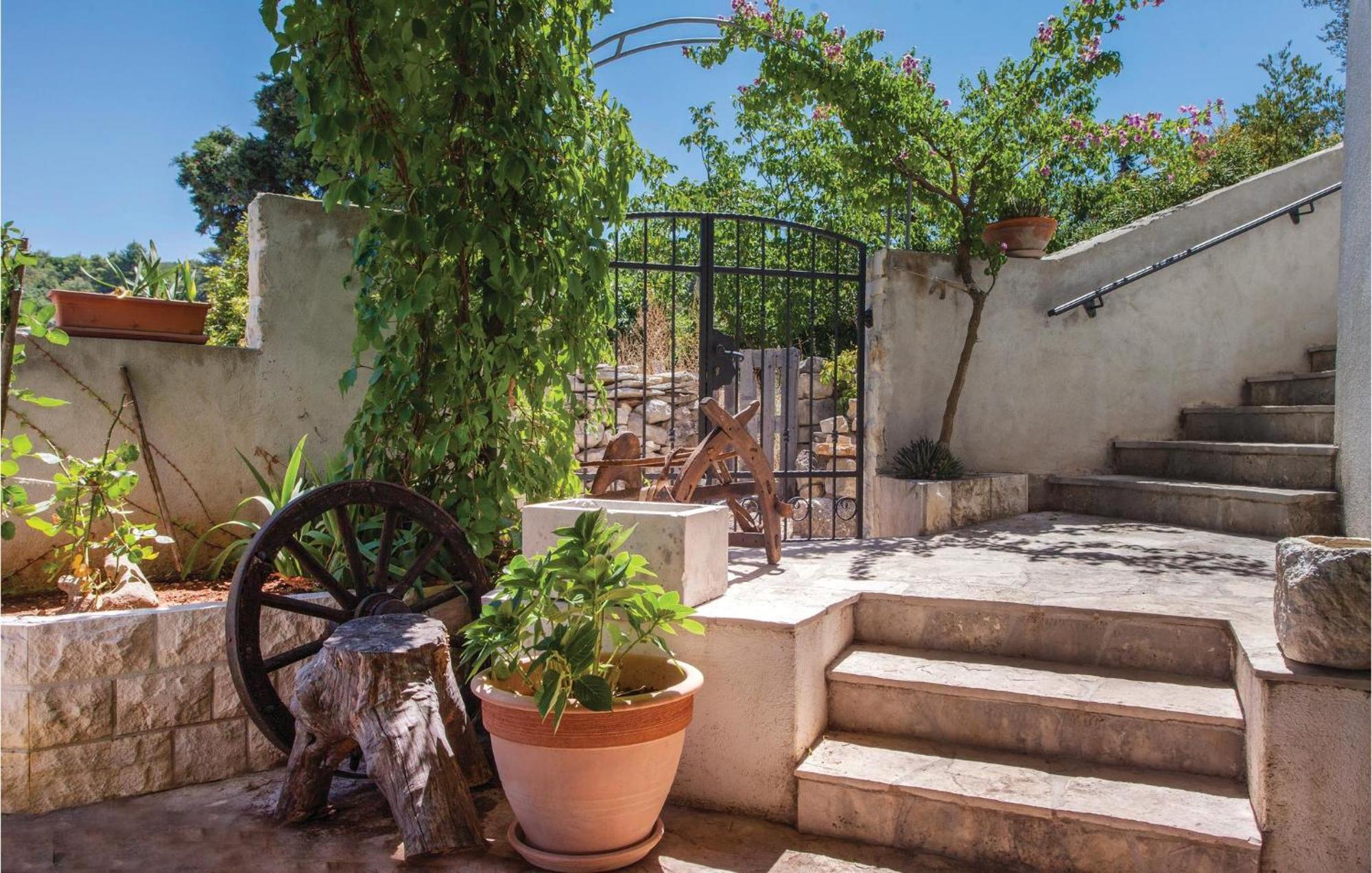 Nice Apartment In Splitska With Wifi 外观 照片